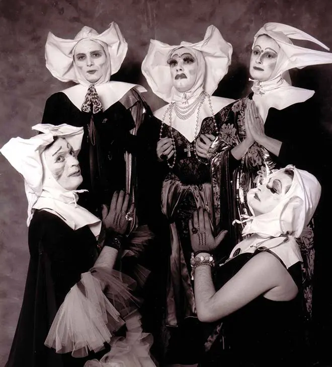 Les premières Sœurs de la Perpétuelle Indulgence françaises en pleine extase…