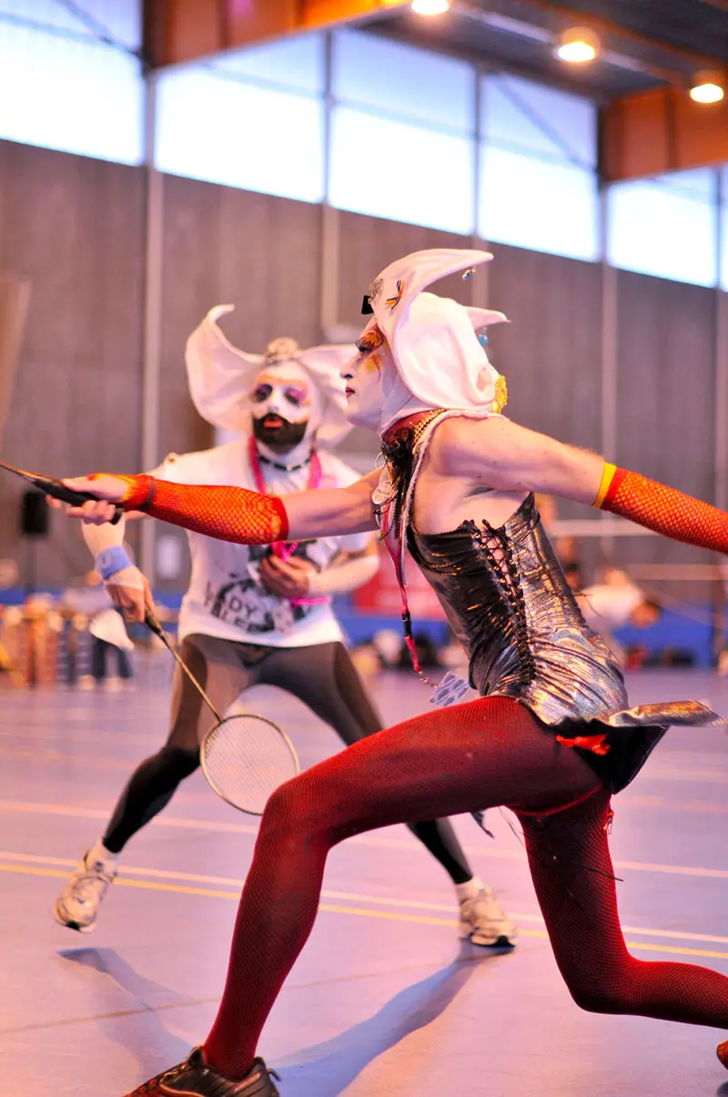 Sœur YOUtopia et Sœur Lysistrata participant à un tournoi de badminton