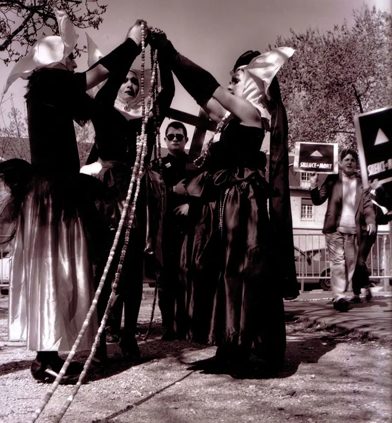 Création d'un Chapelet en boule de papier, vendredi Saint avec Act-Up (circa 1995)