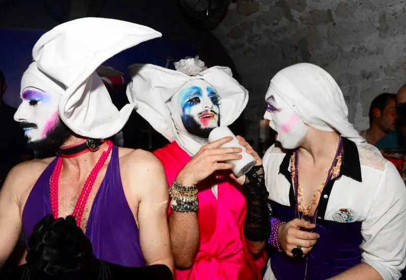 Sœur Hildegarde, Sœur YOUtopia et Sœur Olympia en pleine cérémonie au FreeDJ