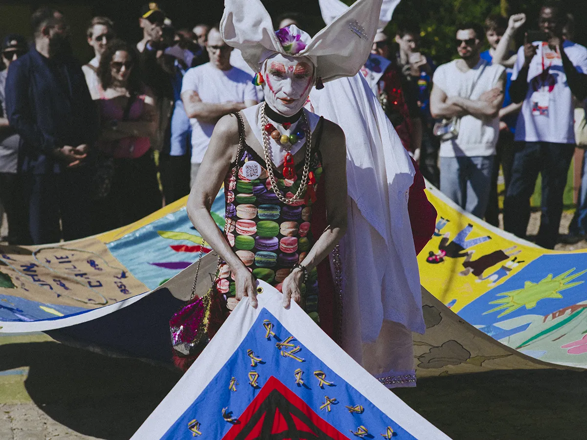 Sœur Pandora lors d'une cérémonie du Patchwork des Noms