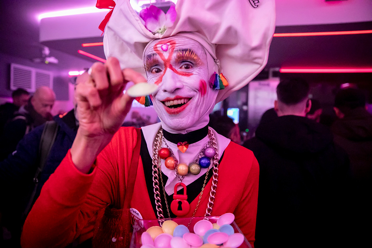 Sœur Pandora donnant une hostie au FreeDJ