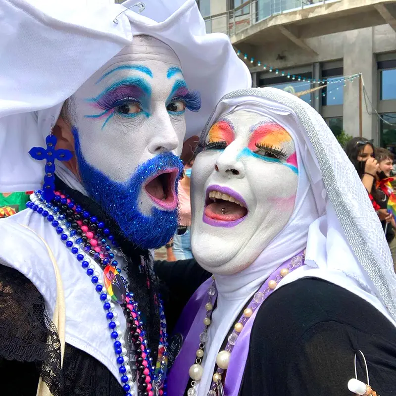 Sœur Sophia et Sœur Artémis prêtes à promulguer la joie omniverselle